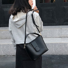 Load image into Gallery viewer, Designer Snake Pattern Wide Shoulder Strap Women Handbag Soft Leather Bucket Bag Casual  Shoulder Messenger Bag Composite Bag